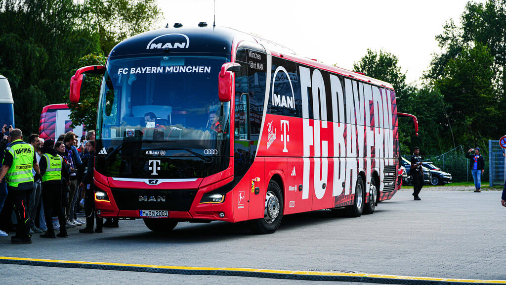 Der Mannschaftsbus des FC Bayern