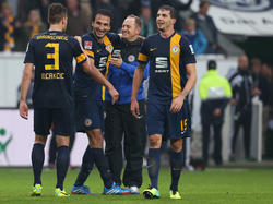 Braunschweigs Trainer Torsten Lieberknecht (M.) versammelte die Mannschaft wieder zum Training