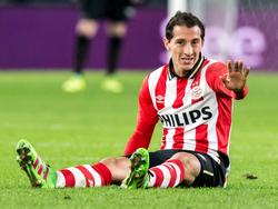 Andrés Guardado gaat in de slotfase van de wedstrijd PSV - De Graafschap uit het niets op de grond zitten. De Mexicaan kampt met hamstringklachten. (30-01-2016)