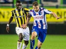 Marvelous Nakamba (l.) zet Joey van den Berg onder druk tijdens Vitesse - sc Heerenveen. (13-02-2016)