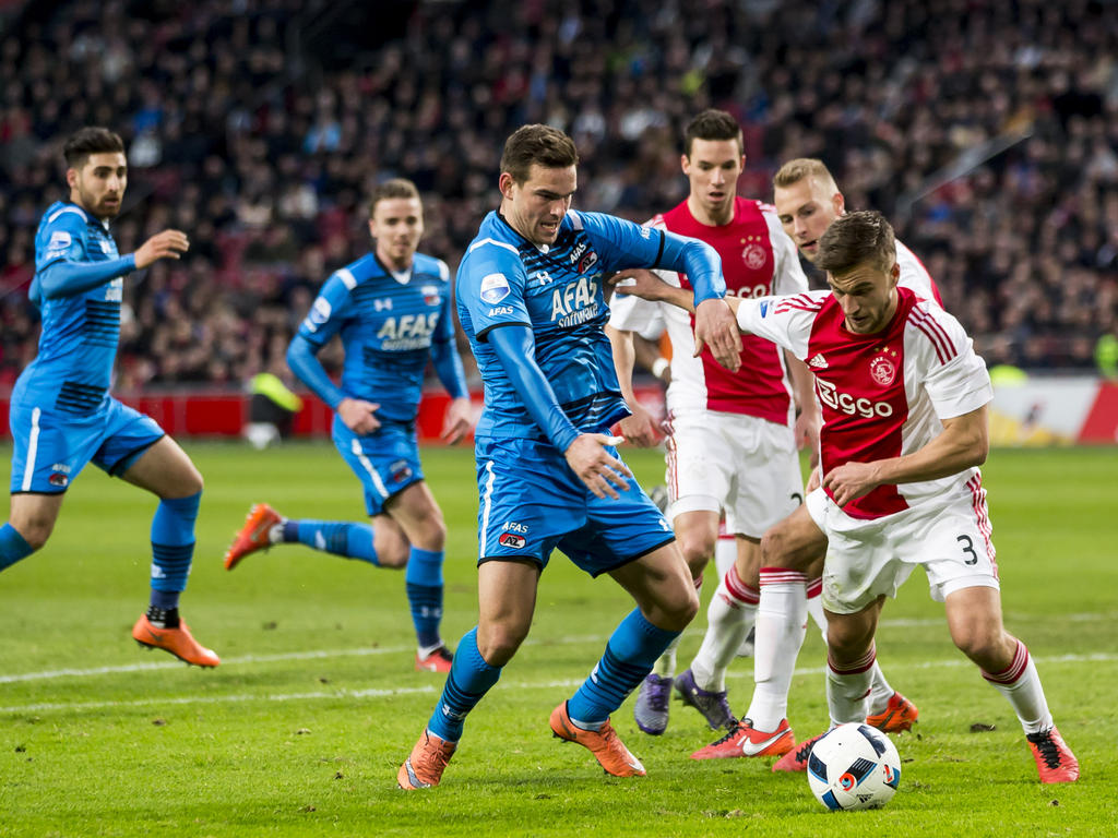 Joël Veltman (r.) gaat het duel aan met AZ-speler Vincent Janssen (l.). Het gehele duel is Ajax de baas over de spits, op één moment na. Toch winnen de Amsterdammers met 4-1. (28-2-2016)