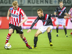 Mart Dijkstra (l.) schermt de bal tijdens de wedstrijd Sparta Rotterdam - FC Emmen uitstekend af en voorkomt dat Frank Olijve (r.) iets kan doen. (11-03-2016)