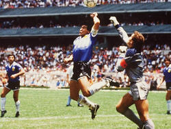 Maradona, en la lucha con el portero inglés, marcó con la mano. (Foto: Getty)