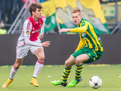 Lucas Andersen (l.) komt Mike van Duinen makkelijk voorbij in de wedstrijd ADO Den Haag - Ajax. (30-11-2014)