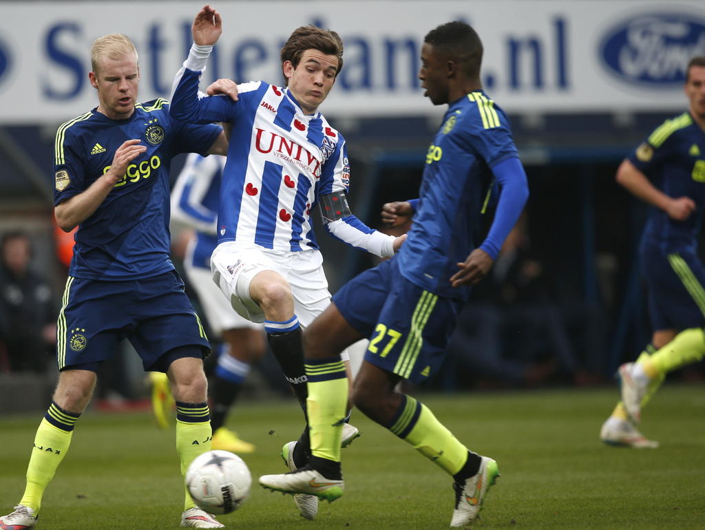 Marten de Roon (m.) probeert zich tussen Davy Klaassen (l.) en Riechedly Bazoer te wurm tijdens sc Heerenveen - Ajax, om de bal af te pakken van de blonde middenvelder. (15-03-2015)