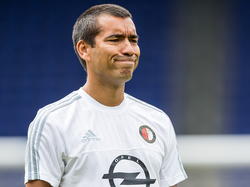 Giovanni van Bronckhorst is als hoofdtrainer van Feyenoord niet helemaal tevreden tijdens de eerste training van het seizoen 2015/2016. (28-06-2015)
