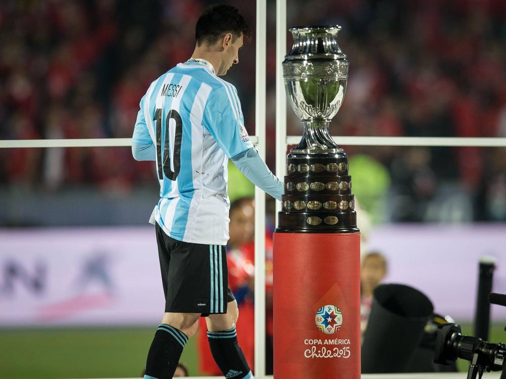 Messi pasa cerca de la Copa América que acababa de ganar Chile. (Foto: Imago)