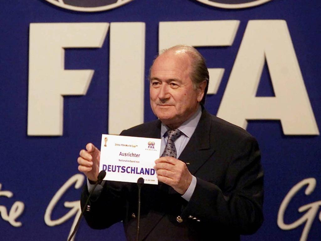 Sepp Blatter verkündet am 6. Juli 2000 das überraschende Votum