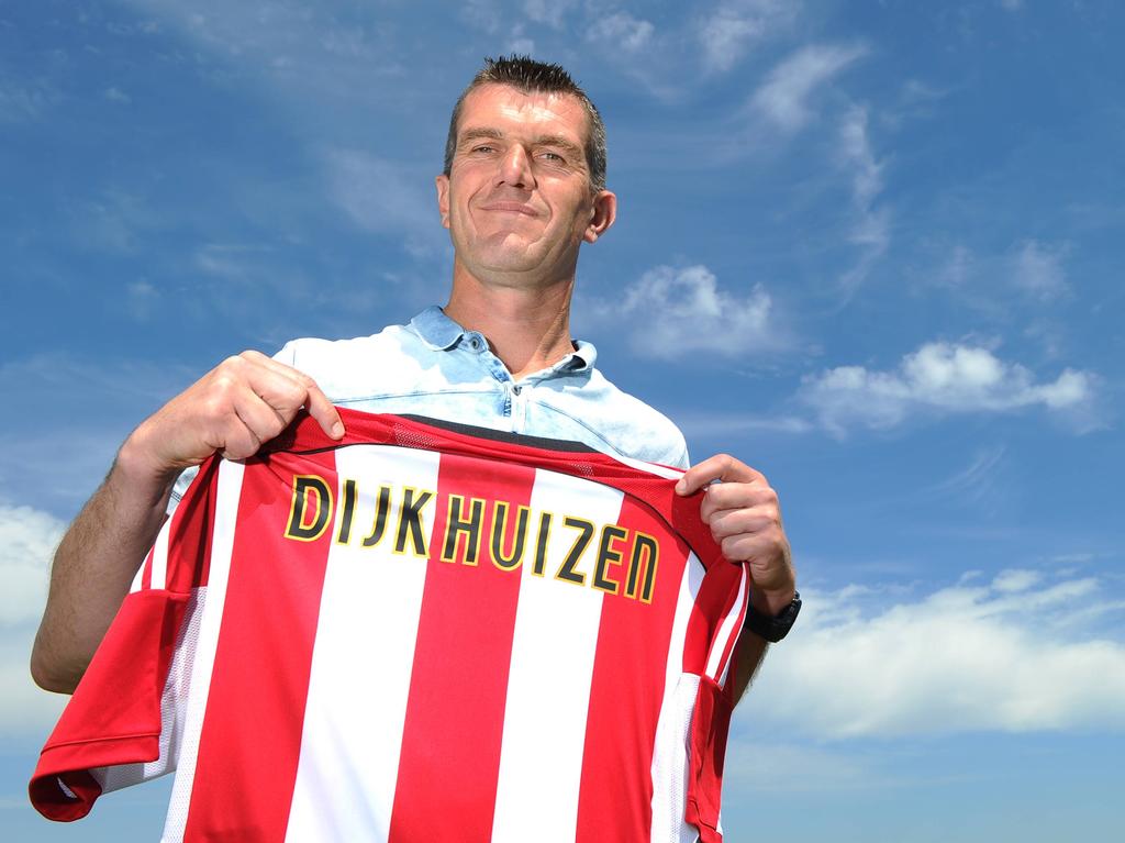 Trainer Marinus Dijkhuizen toont het shirt van zijn nieuwe club Brentford FC. (04-07-2015)