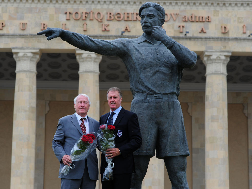 Hans Tilkowski und Sir Geoffrey Hurst posieren vor der Bronzestatue von Tofig Bahramov
