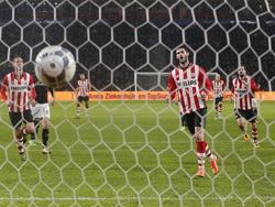 Gastón Pereiro (m.) weet al voordat de bal het net raakt dat hij PSV op een 2-0 voorsprong heeft gezet tegen Heracles Almelo. De aanvaller benut vlak voor rust een penalty. (20-02-2016)