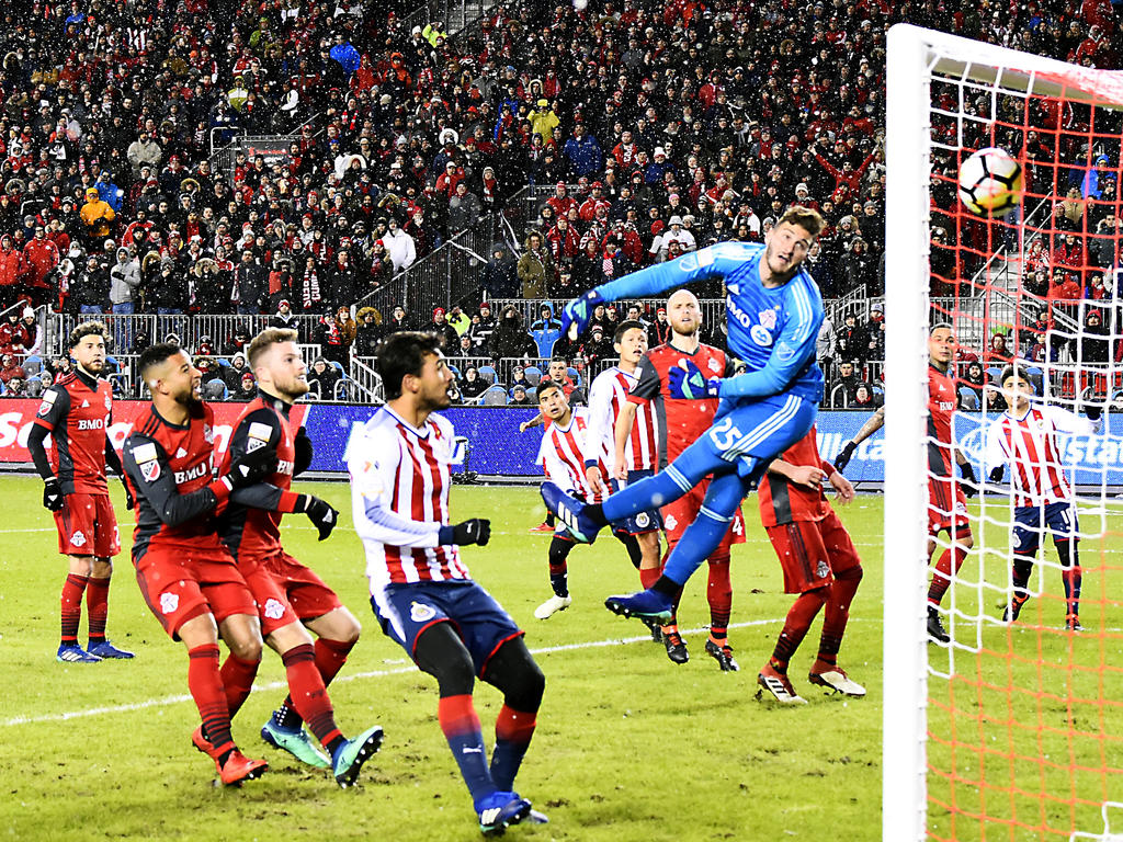 Alex Bono no puede evitar el gol de Alan Pulido. (Foto: Getty)