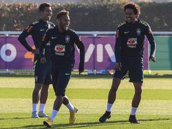 Neymar (centro) bromea con sus compañeros cariocas. (Foto: Imago)