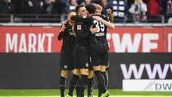 Die Spieler von Eintracht Frankfurt bejubeln den Treffer gegen den 1. FC Nürnberg
