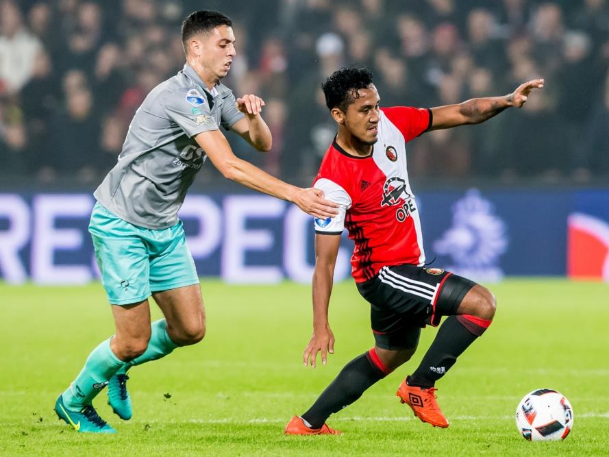 Hicham Faik (l.) moet in het bekerduel met Feyenoord zijn handen gebruiken om Renato Tapia (r.) af te stoppen. (26-10-2016)