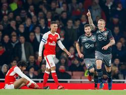 Jordy Clasie (r.) viert zijn eerste treffer in dienst van Southampton. De middenvelder zette daarmee zijn club op voorsprong in het Emirates tegen Arsenal. (30-11-2016)