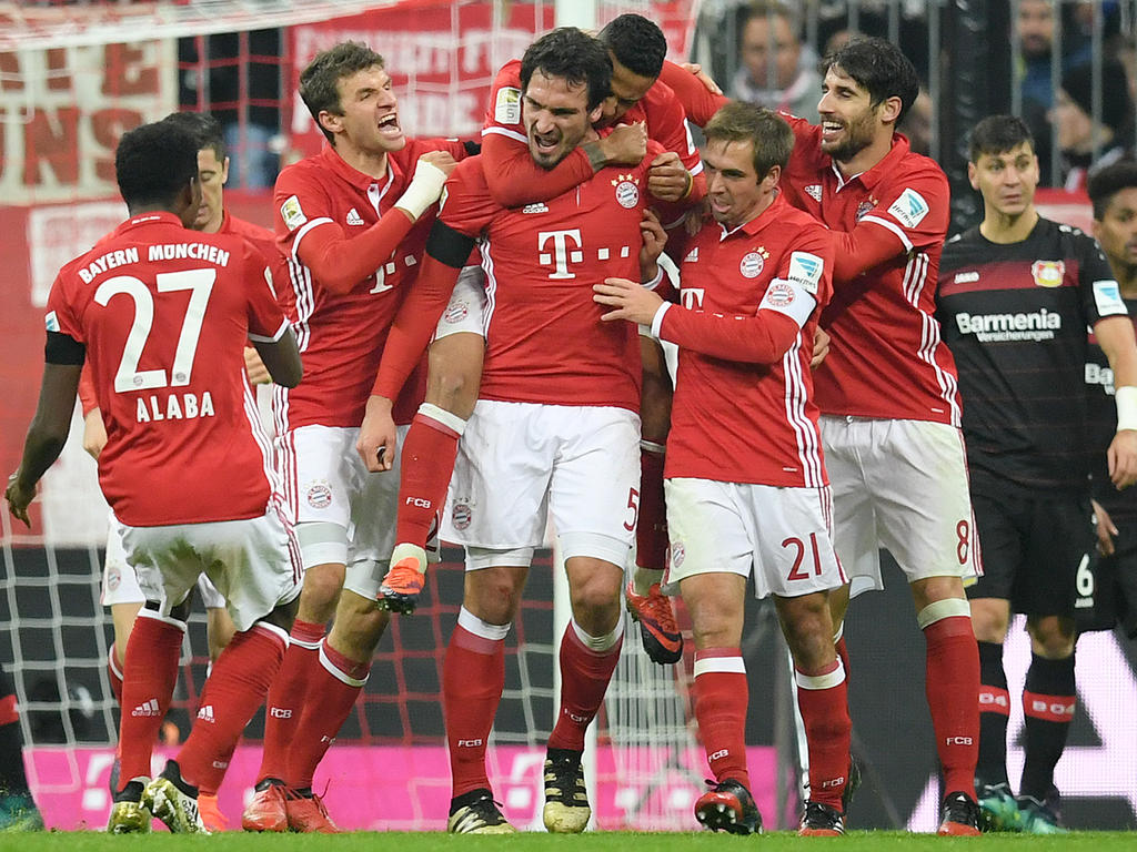 Mats Hummels (Mitte) hat sein erstes Tor für den FC Bayern München geschossen