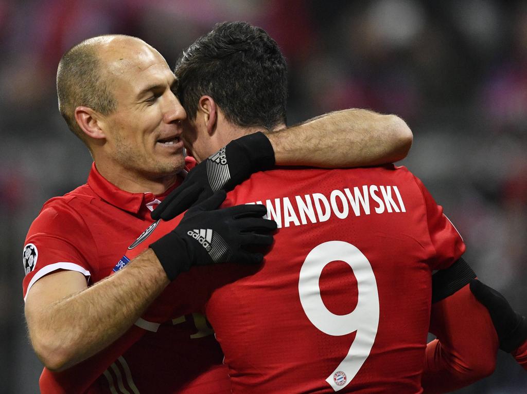 Robben felicita a su compañero Robert Lewandowski tras la falta convertida. (Foto: Imago)