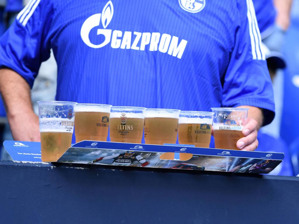 Пиво на стадионах. Пиво на стадионе. Германия пиво на стадионе. Пиво Шальке. Пиво Bundesliga.
