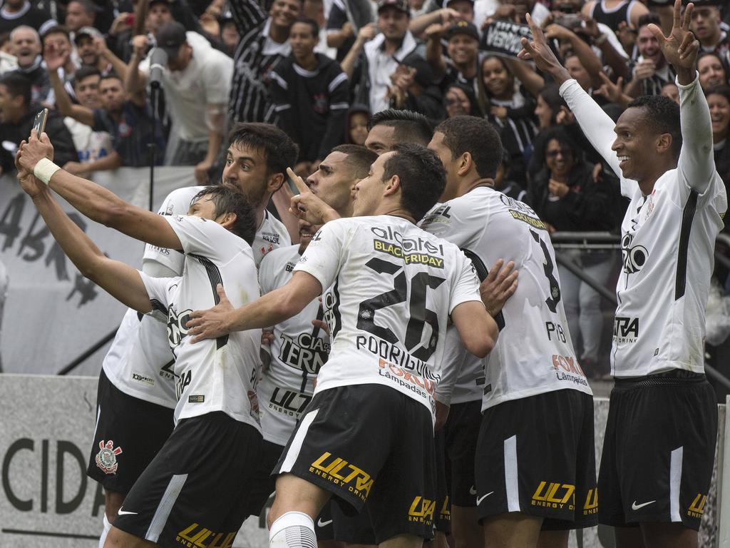 Los locales celebran el gol de Jo de penalti con un 'selfie'. (Foto: Imago)
