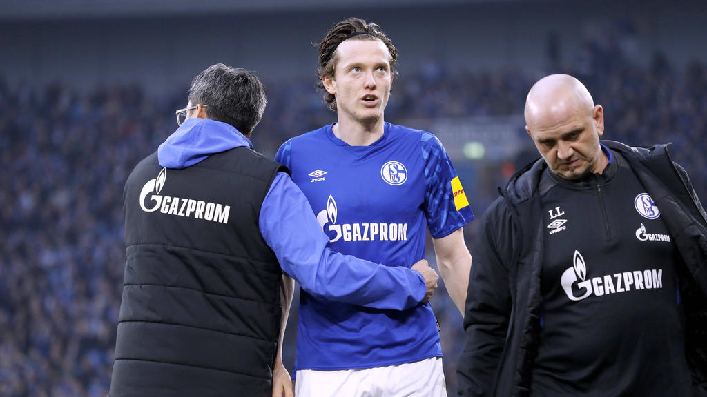 Schalke-Coach David Wagner (l.) stärkt Michael Gregoritsch (M.) den Rücken