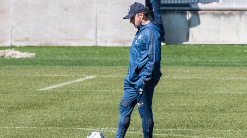Bittet die Bayern-Profis nach der Osterpause wieder zum Training: Trainer Hansi Flick Bittet die Bayern-Profis nach der Osterpause wieder zum Training: Trainer Hansi Flick