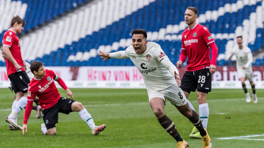 Zalazar vom FC St. Pauli freut sich über seinen Treffer gegen Hannover 96