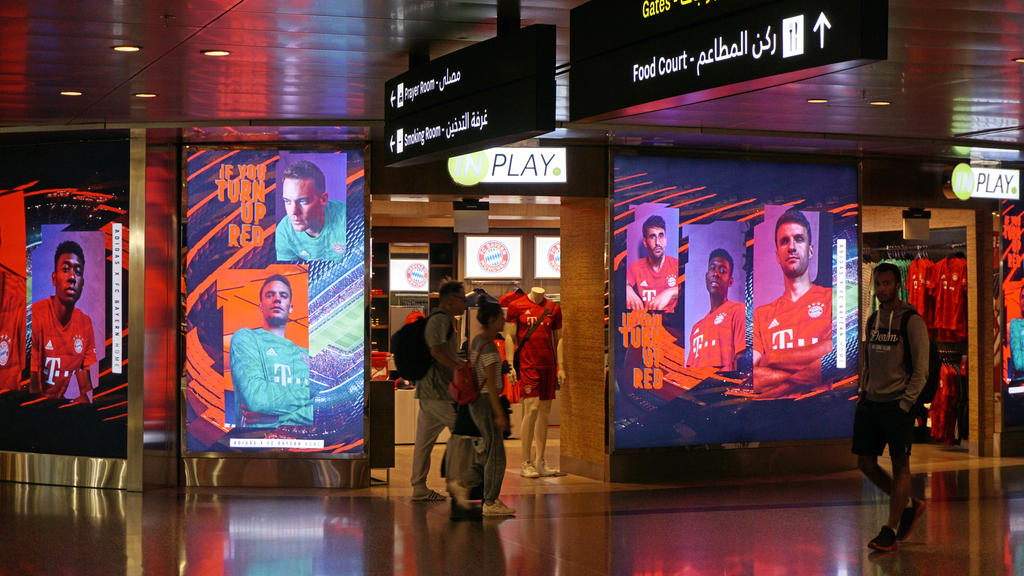 Der FC Bayern ist am Flughafen von Katar allgegenwärtig Der FC Bayern ist am Flughafen von Katar allgegenwärtig