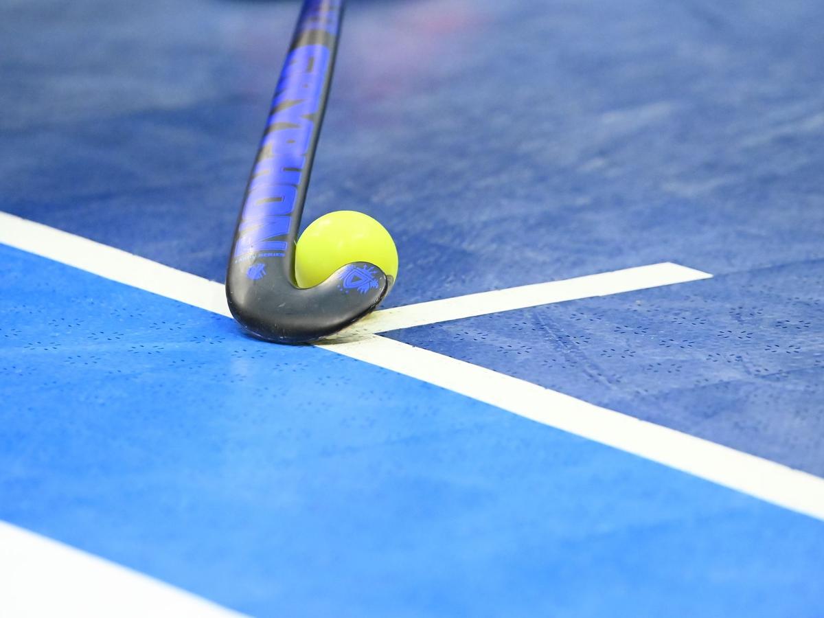 Eine Strafecken-Rausgabe beim Hallenhockey