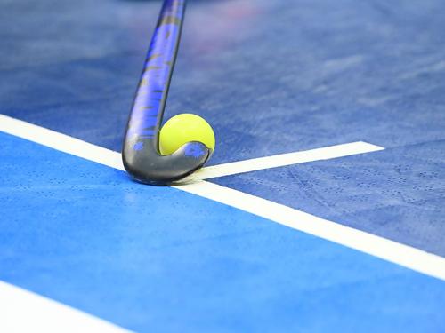 Eine Strafecken-Rausgabe beim Hallenhockey