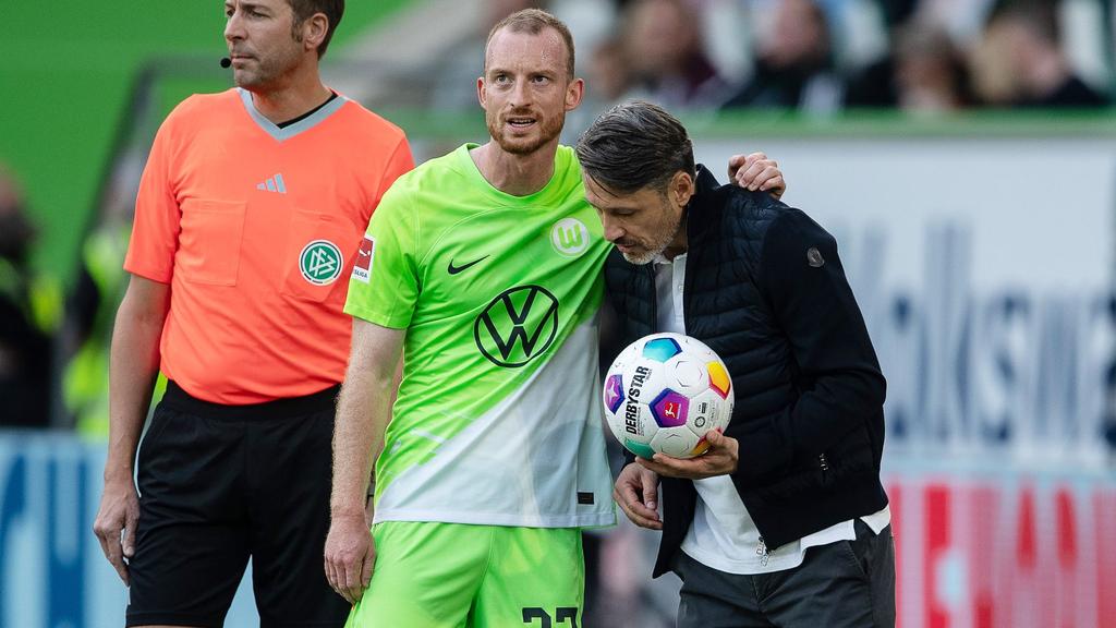 Wolfsburgs Maximilian Arnold spricht im Spiel mit Wolfsburgs Trainer Niko Kovac