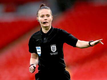 Wird als erste Frau überhaupt ein Premier-League-Spiel leiten: Rebecca Welch