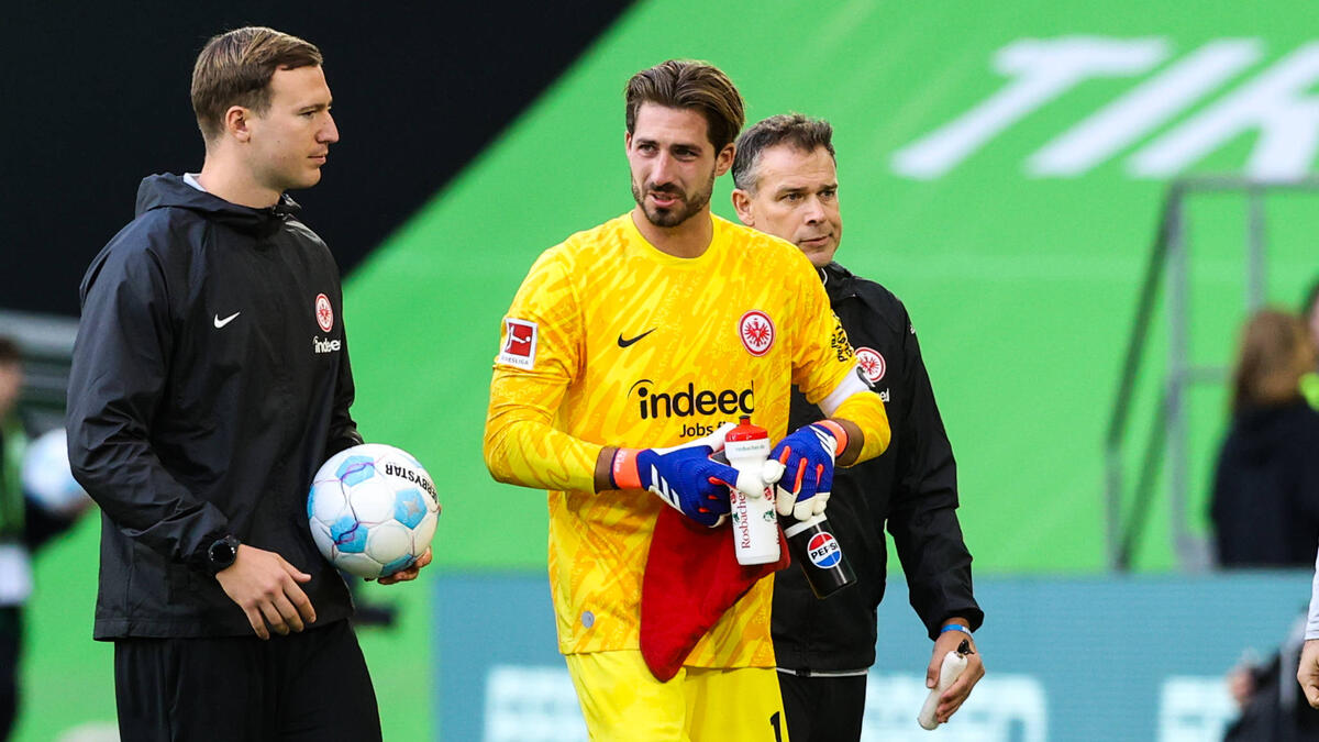 Chấn thương khi phát bóng: Thủ môn Kevin Trapp của Frankfurt