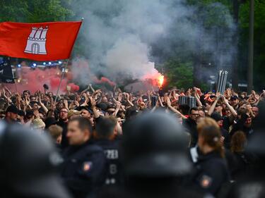 Hamburg will eine Beteiligung der Vereine an den Kosten für Polizeieinsätze bei Fußballspielen der Ersten und Zweiten Bundesliga prüfen.