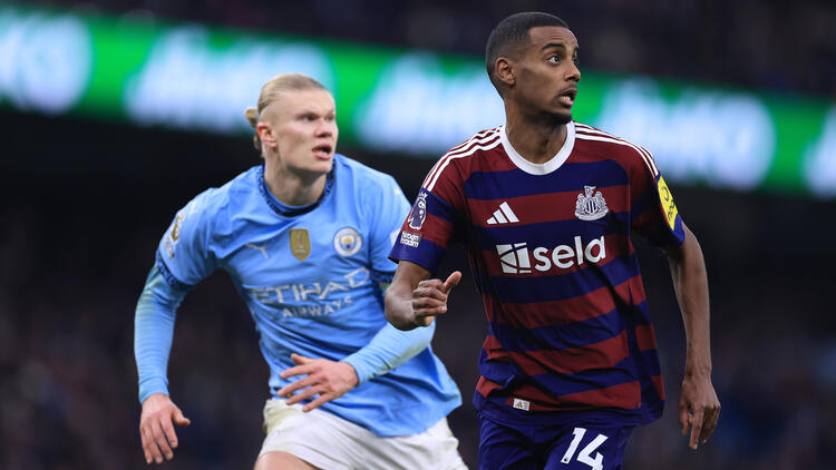Landet Alexander Isak (r.) beim FC Liverpool?