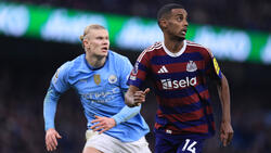 Landet Alexander Isak (r.) beim FC Liverpool?