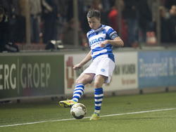 Edwin Linssen probeert een medespeler te bereiken tijdens het competitieduel Almere City FC - De Graafschap. (16-03-2015)