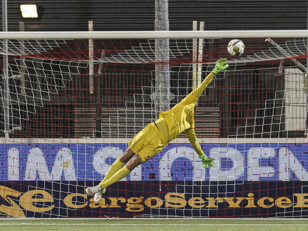 Luuk Koopmans redt stijlvol namens FC Oss tegen FC Den Bosch in het Frans Heesen stadion.  (03-04-2015)