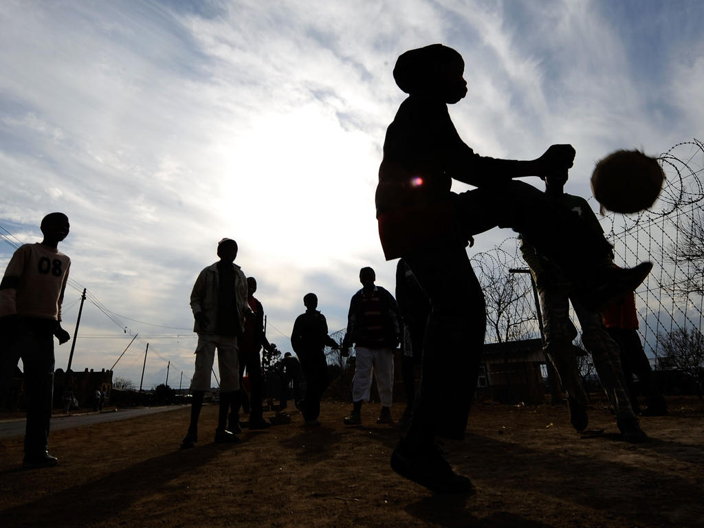 Niños jugando al fútbol en las calles de Bloemfontein, Sudáfrica. (Foto: Getty) Niños jugando al fútbol en las calles de Bloemfontein, Sudáfrica. (Foto: Getty)