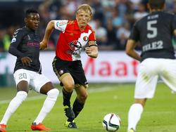 Dirk Kuyt (m.) jaagt volle bak door als Louis Nganioni een balletje terugspeelt tijdens Feyenoord - FC Utrecht. (08-08-2015)