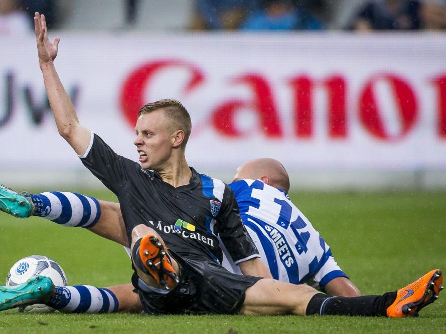 Rick Dekker (l.) vecht een grondduel uit met Bryan Smeets (r.) tijdens het competitieduel De Graafschap - PEC Zwolle. (15-08-2015)