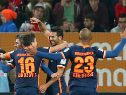 Die Bremer Teamkollegen freuen sich mit Stürmer-Oldie Claudio Pizarro (2.v.r.) über dessen 1:0-Führungstor