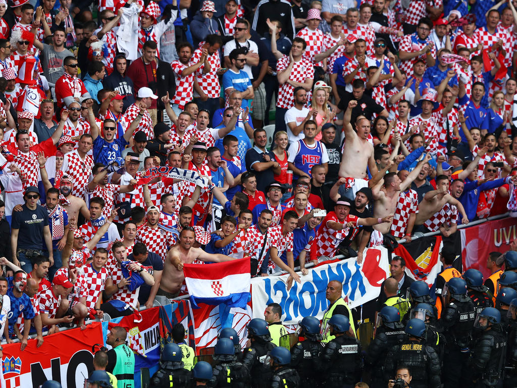 Parte de la afición croata no supo comportarse en el duelo ante República Checa. (Foto: Getty)