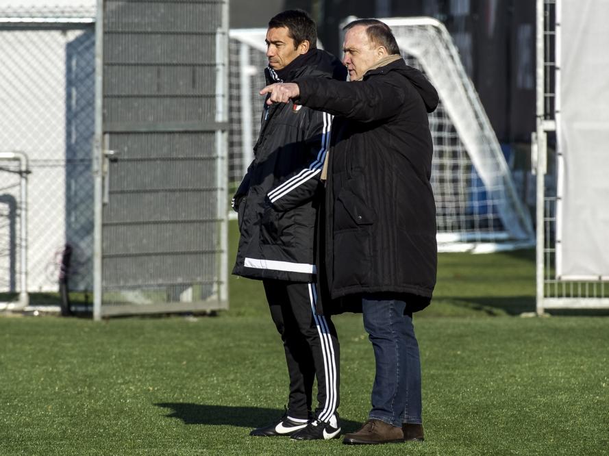 Giovanni van Bronckhorst (l.) overlegt met adviseur Dick Advocaat (r.) tijdens een training van Feyenoord. (17-02-2016) Giovanni van Bronckhorst (l.) overlegt met adviseur Dick Advocaat (r.) tijdens een training van Feyenoord. (17-02-2016)