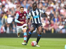 Moussa Sissoko zoekt een medespeler tijdens het competitieduel Aston Villa - Newcastle United (07-05-2016).