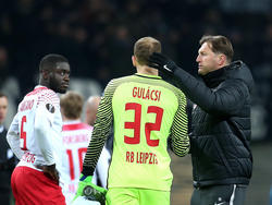 Péter Gulásci (M.) möchte mit Trainer Ralph Hasenhüttl (r.) auch in Zukunft zusammenarbeiten