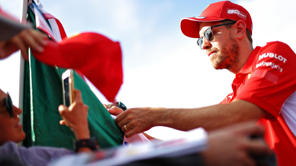 Nicht zu übersehen: Sebastian Vettel trägt im Rahmen des GP von Frankreich plötzlich einen goldenen Ring am Finger Nicht zu übersehen: Sebastian Vettel trägt im Rahmen des GP von Frankreich plötzlich einen goldenen Ring am Finger