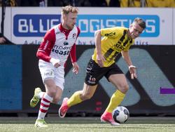 Vito van Crooy (r.) moet in de achtervolging bij Youri Loen (l.) tijdens het competitieduel VVV-Venlo - FC Emmen (17-04-2017).