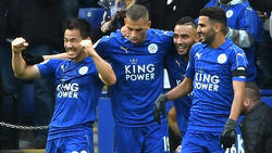 Okazaki (izq.) celebra un gol con el Leicester City.