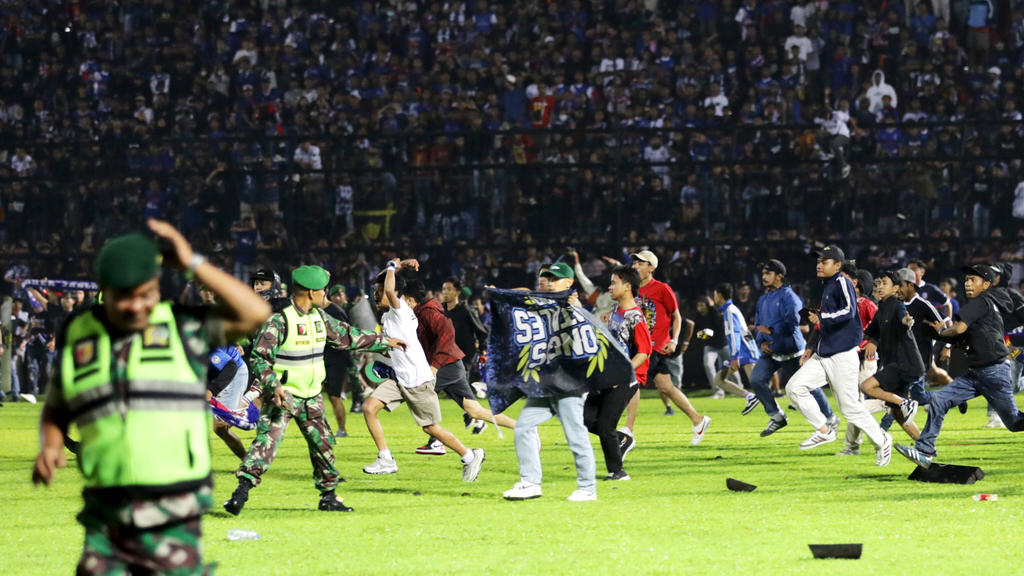 In Indonesien hat es eine Stadion-Tragödie gegeben In Indonesien hat es eine Stadion-Tragödie gegeben